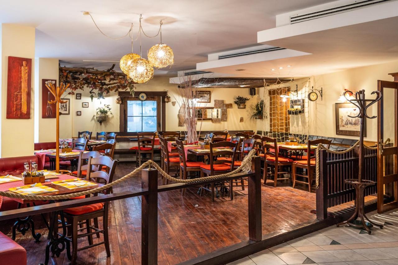 Hotel Mantova Vrhnika Bagian luar foto