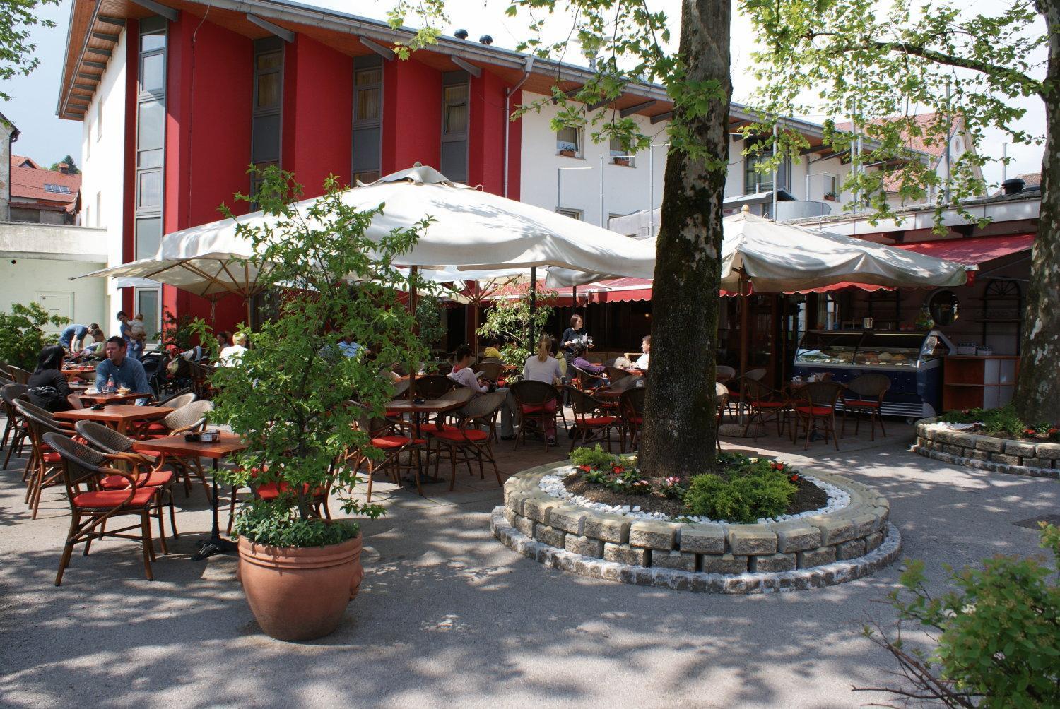 Hotel Mantova Vrhnika Bagian luar foto