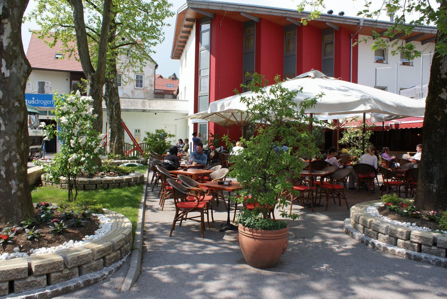 Hotel Mantova Vrhnika Bagian luar foto