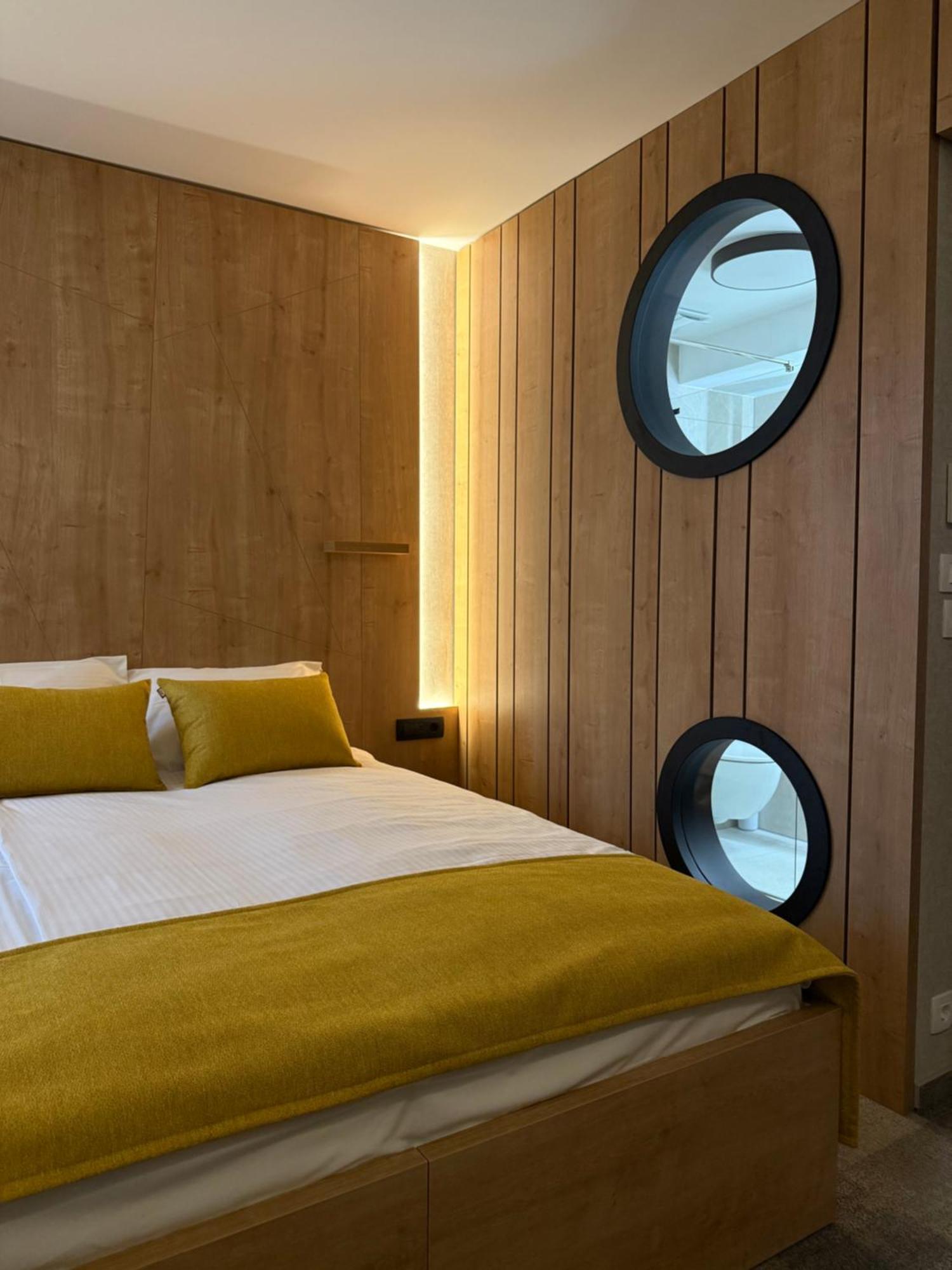 Hotel Mantova Vrhnika Bagian luar foto