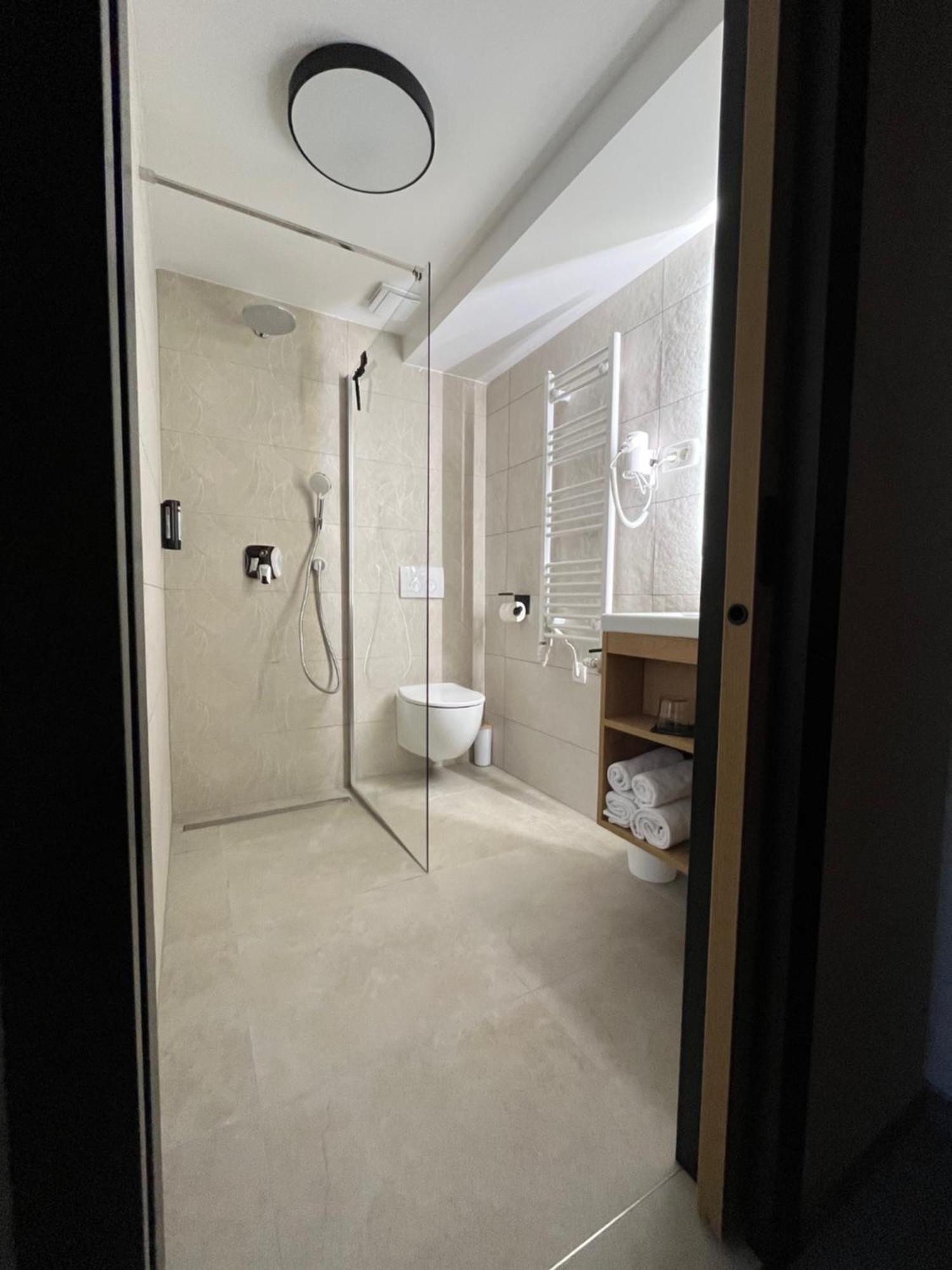 Hotel Mantova Vrhnika Bagian luar foto