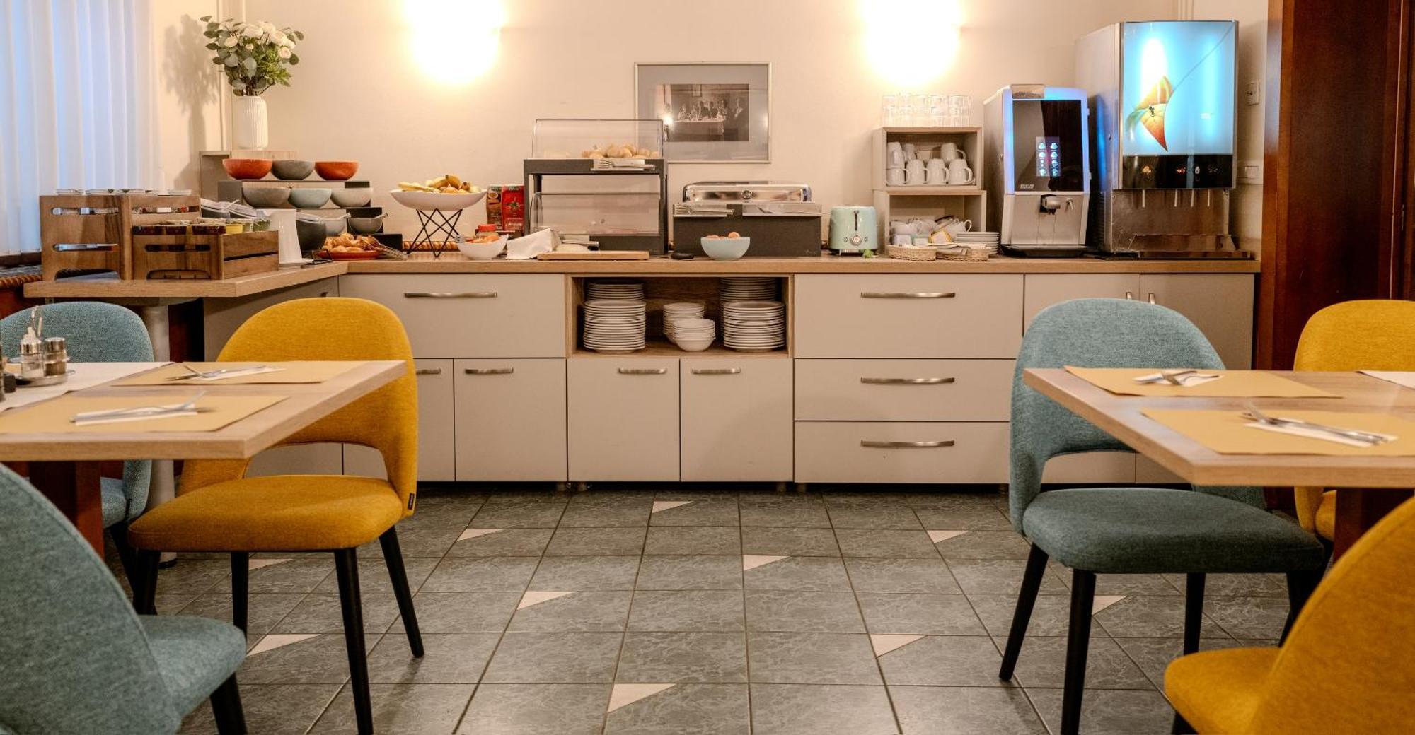 Hotel Mantova Vrhnika Bagian luar foto