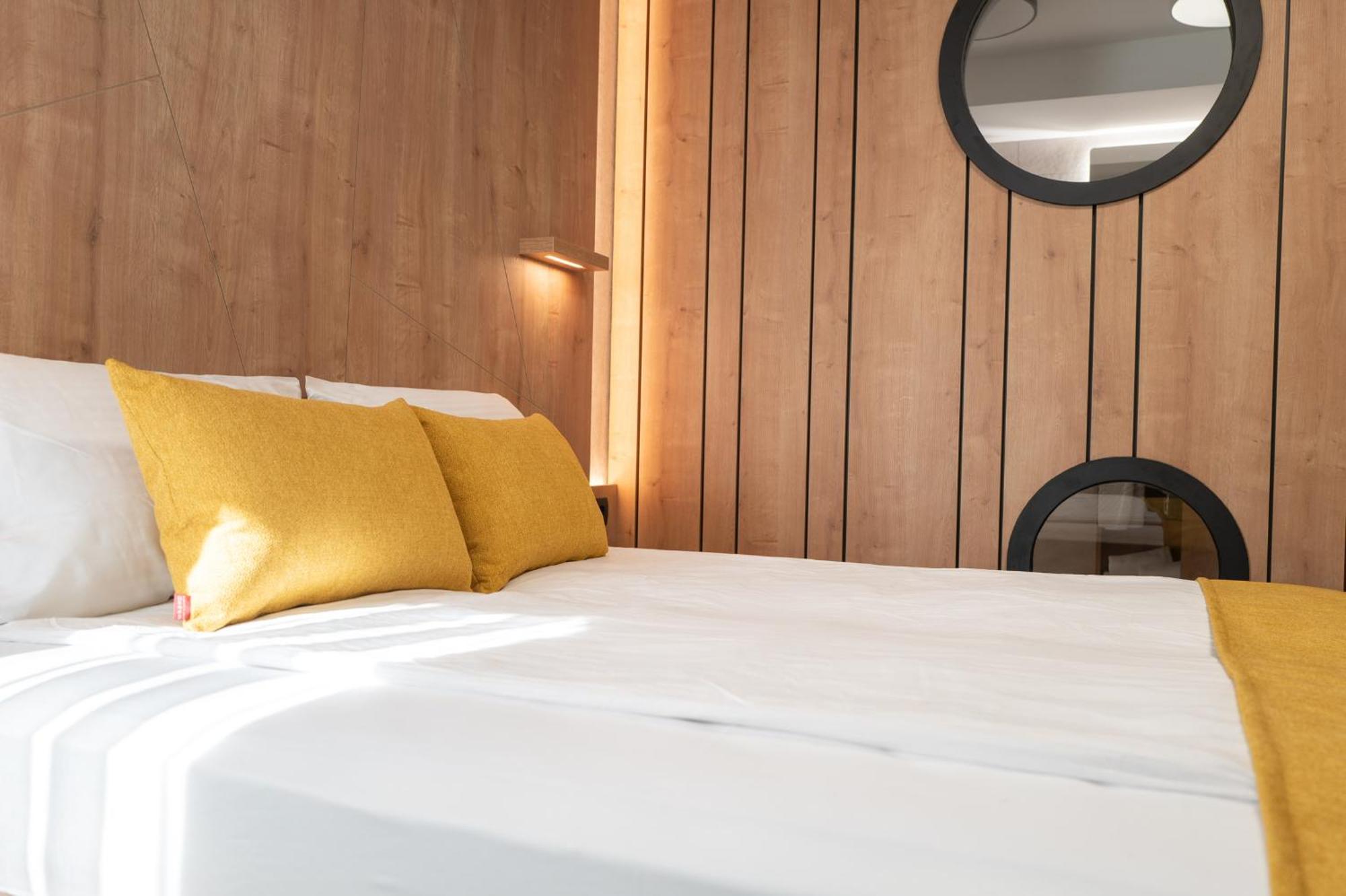 Hotel Mantova Vrhnika Bagian luar foto