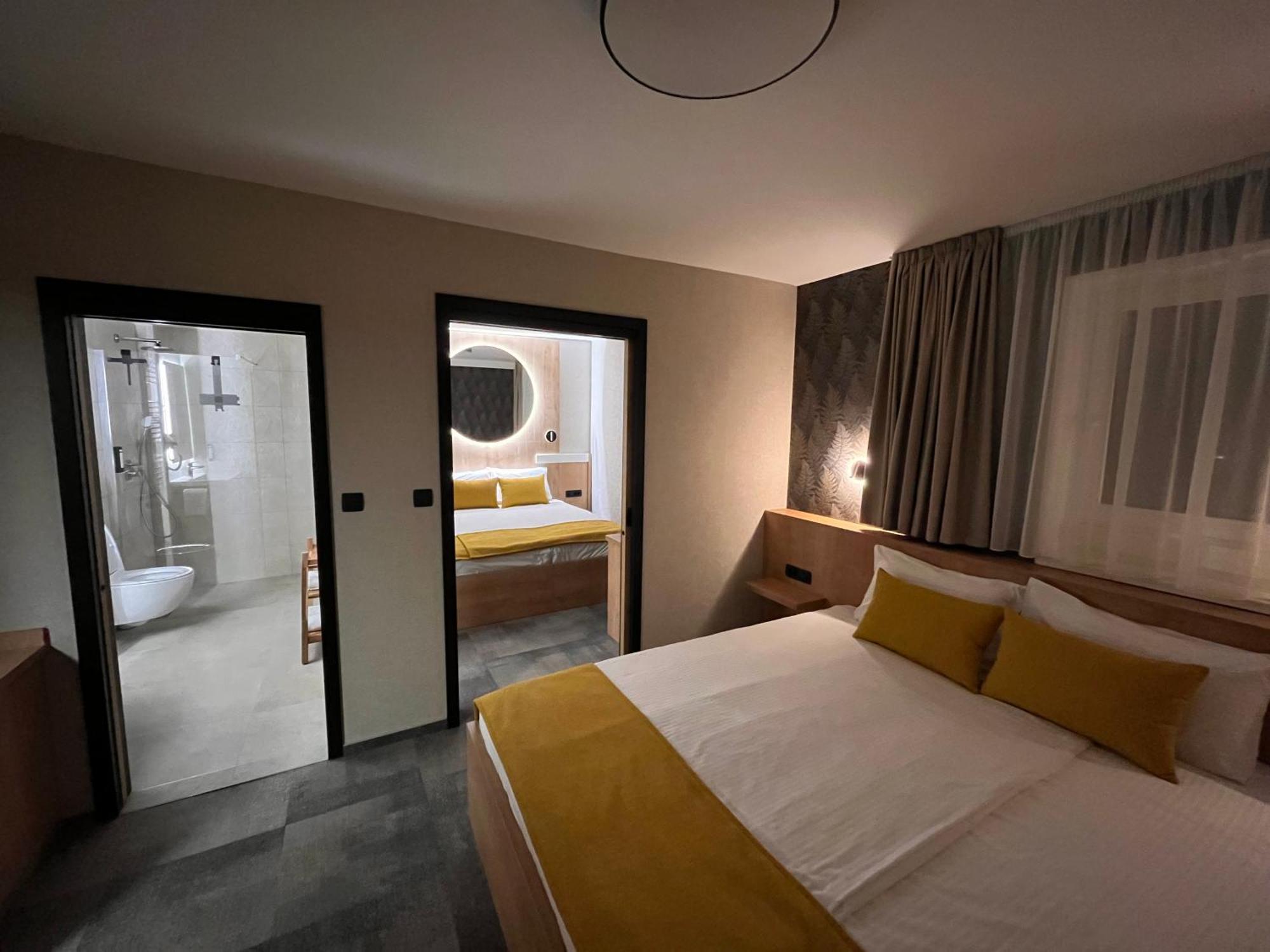 Hotel Mantova Vrhnika Bagian luar foto