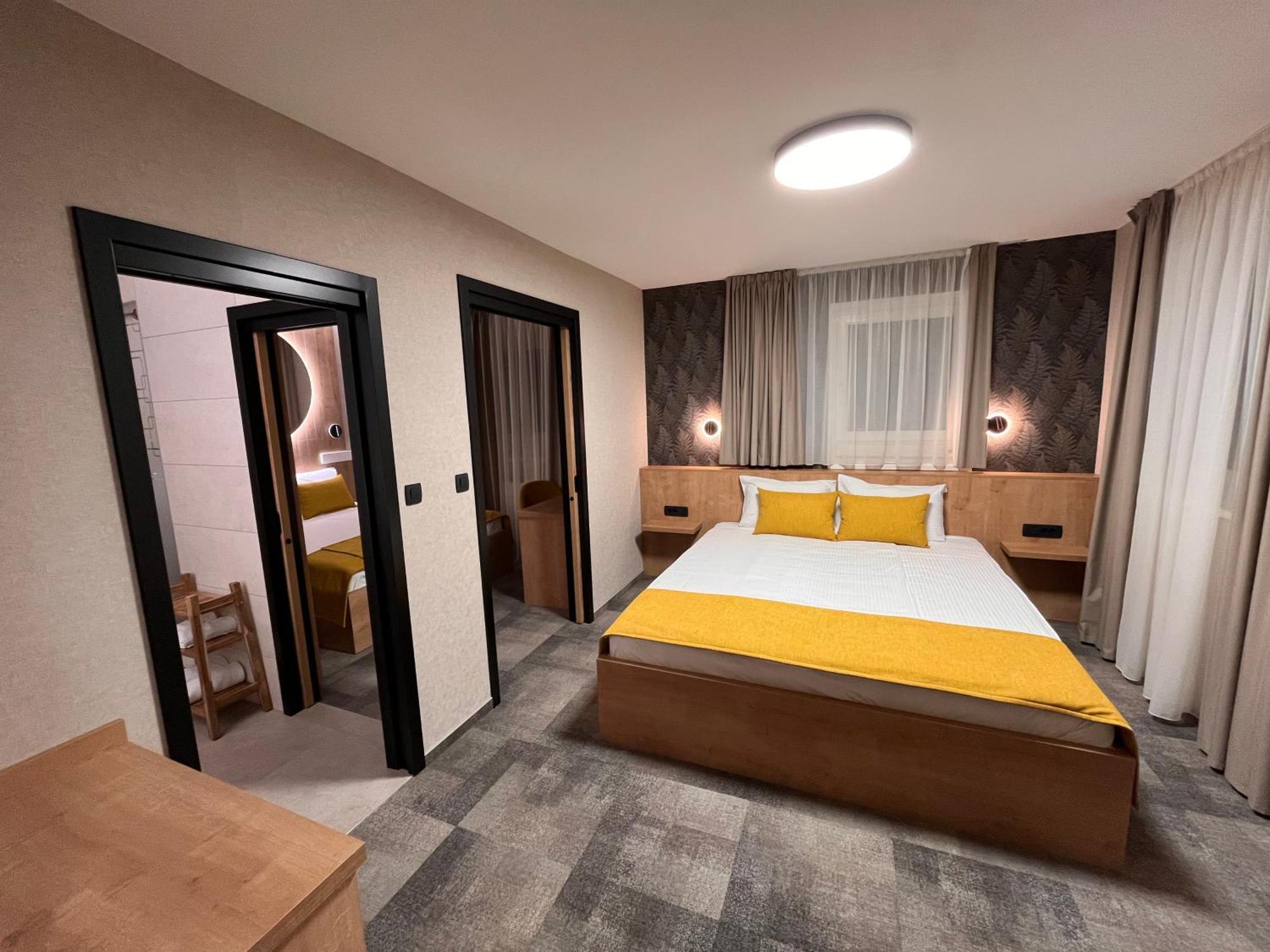 Hotel Mantova Vrhnika Bagian luar foto