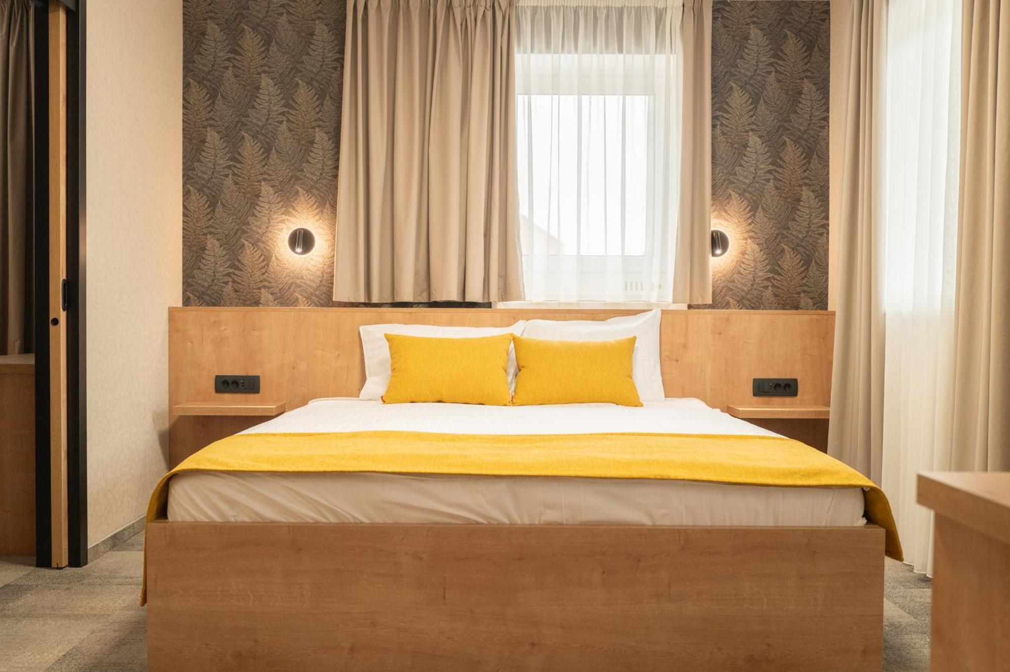 Hotel Mantova Vrhnika Bagian luar foto