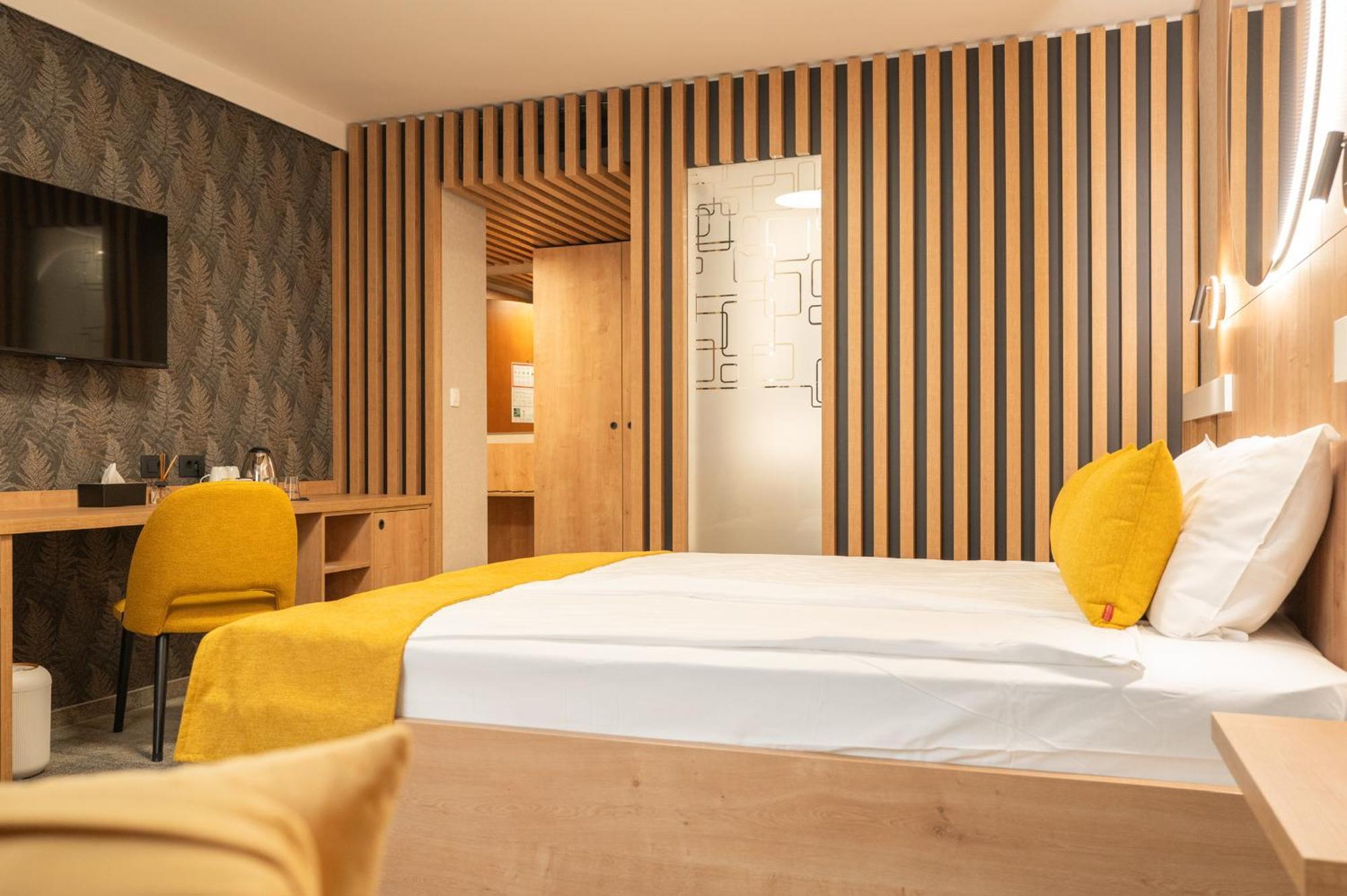Hotel Mantova Vrhnika Bagian luar foto