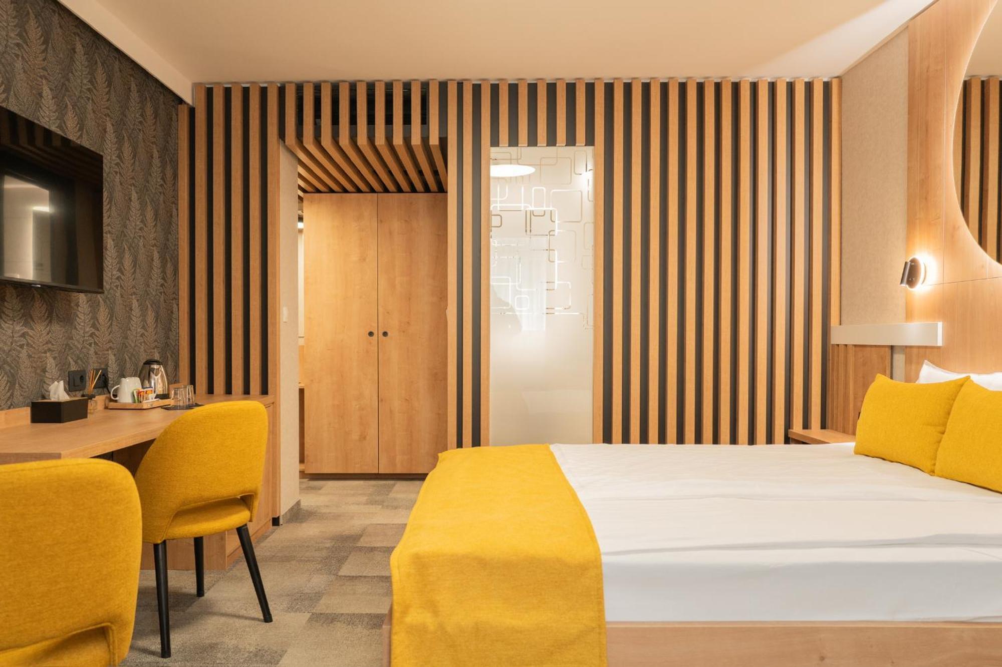 Hotel Mantova Vrhnika Bagian luar foto