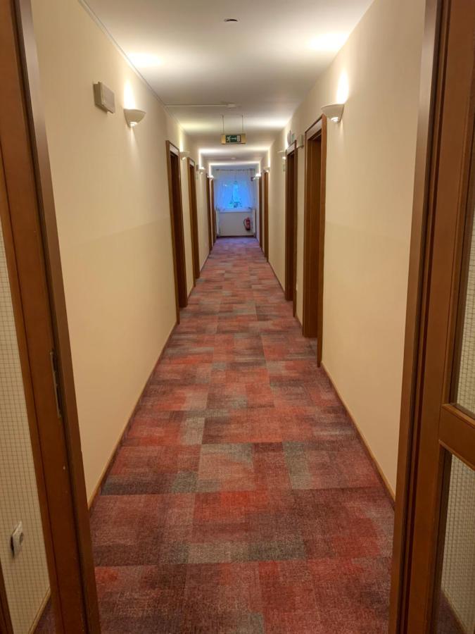Hotel Mantova Vrhnika Bagian luar foto